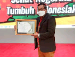 Pedagang Kaki Lima Basuli Tepian Sambaliung Kabupaten Berau Raih Piagam Penghargaan di Hari Kesehatan Nasional ke-57 