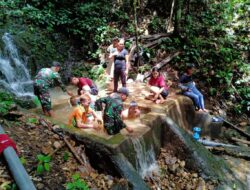 Atasi Kesulitan Rakyat, Satgas Pamtas Yonif Mekanis 643/Wns Karya Bhakti Bersihkan Penampungan Air Di Perbatasan