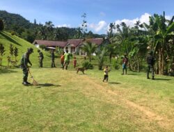 Kerja Bakti di Perbatasan Papua, Satgas Pamtas Yonif 126/KC Bersama Masyarakat Membersihkan Gereja Katolik ST Paroki di Kampung Umuaf Wilayah Perbatasan RI-PNG