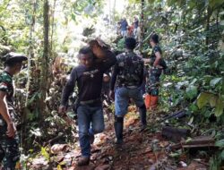 Gotong Royong Bersama Masyarakat Negeri Saleman Mencari Kayu Bakar di Hutan