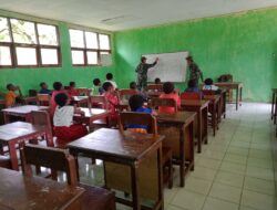 Cerdaskan Anak Bangsa Prajurit Satgas Yonif 126/KC Mengajar Siswa-Siswi Di Perbatasan