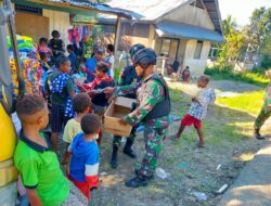 Berbagi Kebahagiaan Menjelang Natal Dan Tahun Baru Satgas Pamtas Yonif 126/KC Bagikan Pakaian Kepada Masyarakat Perbatasan Papua