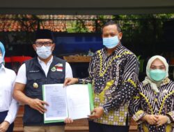 Ridwan Kamil Serahkan Surat Tugas Tri Adhianto Menjadi Plt. Walikota Kota Bekasi
