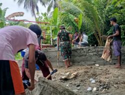 Gotong Royong Membangun Jembatan Gantung Penghubung Kedua Desa