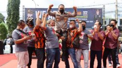 Implementasi Piramida : Polresta Banyuwangi Memberikan Hadiah Bagi Pemenang Lomba Foto Asyik Bareng Polisi