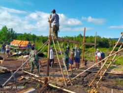 Gotong Royong Pembuatan Rumah Anggota Satgas Yonif 144/JY Bersama Warga di Perbatasan