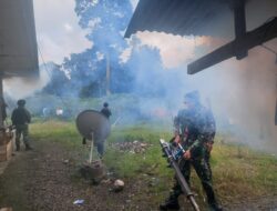 Cegah Penyakit Malaria, Satgas Yonif 126/KC Laksanakan Fogging ke Rumah-Rumah Warga Perbatasan