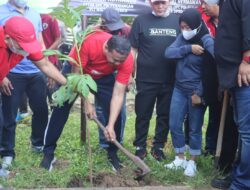 Plt. Wali Kota Bekasi Tri Adhianto Senam Bersama Warga Skaligus Simbolis Tanam 1000 Pohon Suku