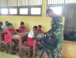Turut Mencerdaskan Anak Bangsa, Satgas Yonif 126/KC Bagikan Perlengkapan Sekolah Kepada Anak-Anak Wilayah Perbatasan RI-PNG
