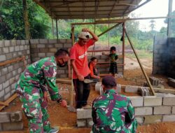 Anggota Satgas Yonif 144/JY Membantu Pembuatan Rumah Warga di Perbatasan