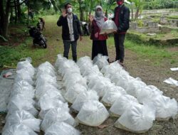 51 Kantong Bibit Ikan Diberikan Langsung Oleh Kepala UPT Kepada Salah Satu Kordinator Kecamatan MPB