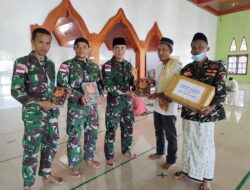 Jumat Berkah Satgas Pamtas Yonif 126/KC Berikan Al Qur’an kepada Masyarakat Muslim di Perbatasan Papua