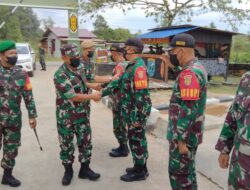 Anggota Satgas Menerima Kunjungan Satgas Pengganti Dari Yon Armed 19/105 TRK DAM XIII/MDK di Pos Kotis Perbatasan