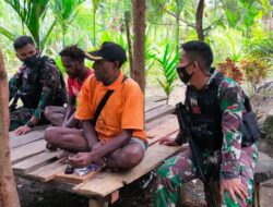 Mempererat Tali Silaturahmi Dengan Masyarakat, Satgas Pamtas RI-PNG Yonif 711/Rks Anjangsana Ke Rumah-rumah Warga Perbatasan