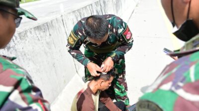 Prajurit TNI Pussenarhanud Bantu Korban Kecelakaan Lalu Lintas di Tol Pasuruan Probolinggo