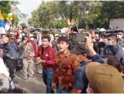 Rapat Paripurna Pergantian Ketua DPRD Kota Bekasi Diwarnai Aksi Demonstrasi