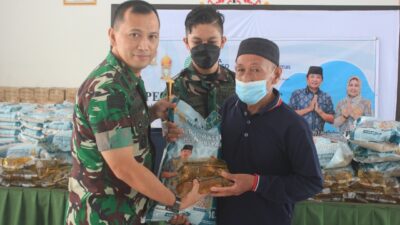 Kodim Palangka Raya Salurkan Zakat Haji Abdul Rasyid Kepada Warga Pelabuhan Rambang