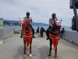 Polda Sumut Turunkan Patroli Berkuda Amankan Wisata Pantai Parapat Pada Libur Lebaran 2022