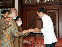 Presiden RI Jokowi Silaturahmi Kediaman Ibu Mooryati Soedibyo Founder Mustika Ratu