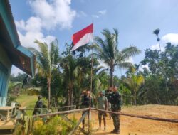 Menyambut HUT RI Ke-77 Tahun, Satgas Yonif 126/KC Kibarkan Bendera Merah Putih Di Rumah Masyarakat Perbatasan Papua