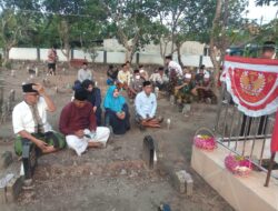 Perangkat Desa Sepande Ziarah ke Makam Pahlawan untuk Memperingati Hari Kemerdekaan Republik Indonesia