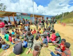 Satgas Yonif Mekanis 203/AK Ajak Anak-Anak Pegunungan Tengah Papua Belajar dan Bermain