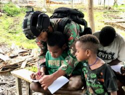 Cerdaskan Generasi Bangsa, Prajurit Galuh Ajarkan Membaca dan Berhitung Anak Papua