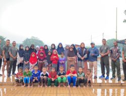 Yonif Raider 300/Bjw Bantu Anak-anak Korban Gempa untuk Melaksanakan Trauma Healing (berenang) Pasca Gempa Cianjur