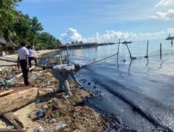 Bakamla RI Beserta Tim Gabungan Atasi Tumpahan Minyak di Pantai Melayu Batam